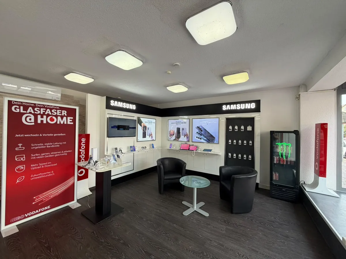 Samsung-Bereich mit Sitzecke und Glasfaser @HOME Aufsteller im Vodafone Fachcenter Müllheim