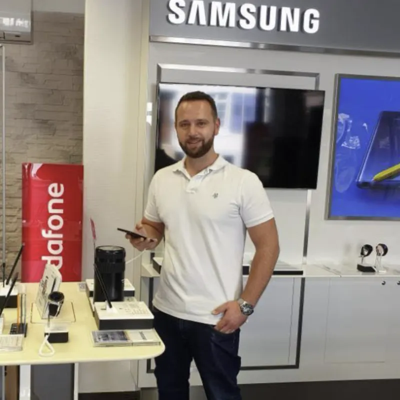 Iwan Michejlis, Inhaber des Vodafone Fachcenters Müllheim, im Verkaufsraum vor dem Samsung-Bereich